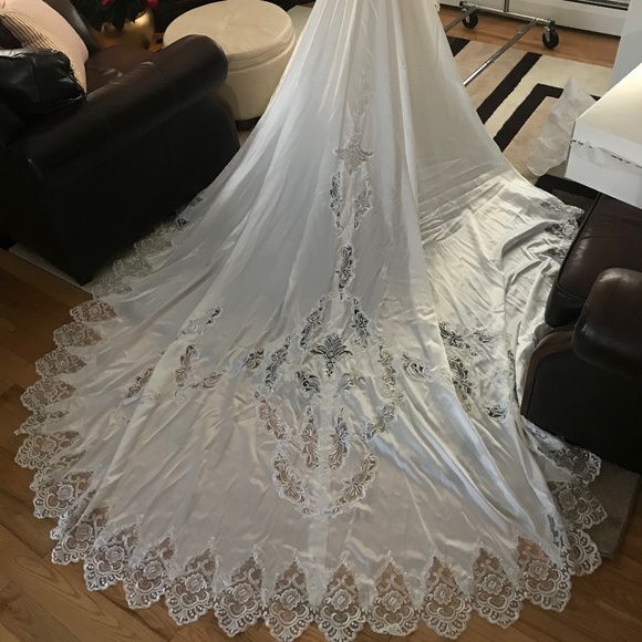 Custom detailed Ivory wedding gown with sequins - Picture 8 of 8